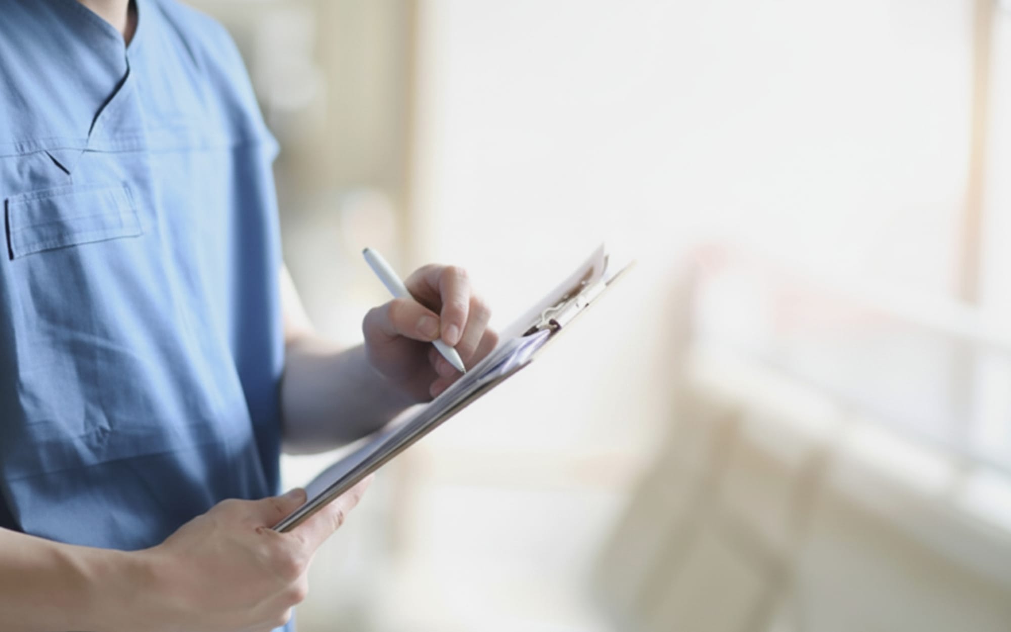 글을 쓰고 있는 병원 관계자의 모습